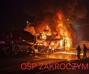 Ogromny pożar na skrzyżowaniu S7 i DK62! Spłonęła laweta i 4 auta osobowe [ZDJĘCIA]. 