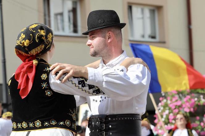 Rozpoczął się 60. jubileuszowy Tydzień Kultury Beskidzkiej. Przyjechało 20 zespołów z całego świata ZDJĘCIA, PROGRAM