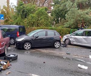 Fatalne skutki wyprzedzania w Bydgoszczy! 31-latek wbił się w zaparkowane auta