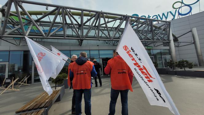 Związkowcy protestowali pod sklepami sieci Auchan