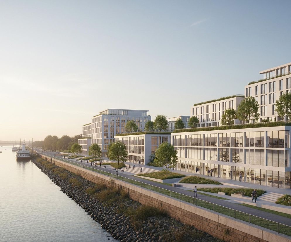 Nowoczesny kompleks budynków usytuowany wzdłuż brzegu rzeki. Architektura budynków charakteryzuje się dużymi przeszkleniami i płaskimi dachami pokrytymi zielenią, na których rosną drzewa. Wzdłuż rzeki biegnie kamienna opaska ochronna, a nad nią promenada z chodnikiem i ścieżką spacerową, gdzie widoczne są sylwetki ludzi. W tle rzeki unoszą się mniejsze łodzie, a na horyzoncie majaczą elementy portowe i most.