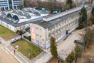 Zabytkowa hala na Suwak 4 w Warszawie