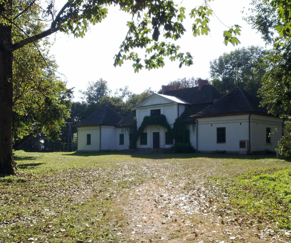 Opuszczony dwór w Łódzkiem. Jesienią tonie w liściach, wyglądając jak z filmu!