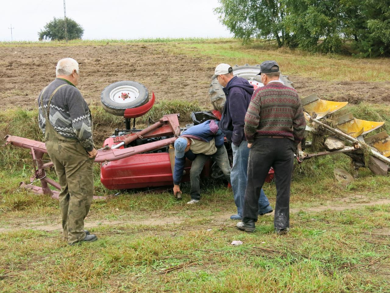 TRAKTOR ZMIAZDZYL ROLNIKA TEM (10)