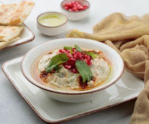 Mutabal, czyli pasta z bakłażana i tahini. Prosty przepis na pyszny i aromatyczny dip