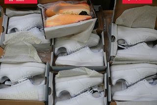 W Zabrzu przechwycono tuzin paczek z Azji. W środku 98 par podrabianego obuwia