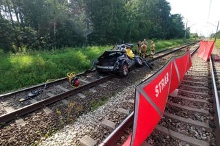 Osobówka wjechała pod pociąg w Wielkopolsce. Cztery osoby nie żyją!