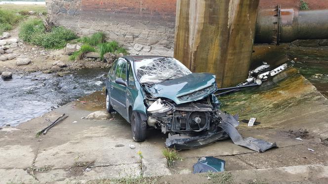 Auto przebiło barierki i wleciało do ujścia Trynki do Wisły w Grudziądzu