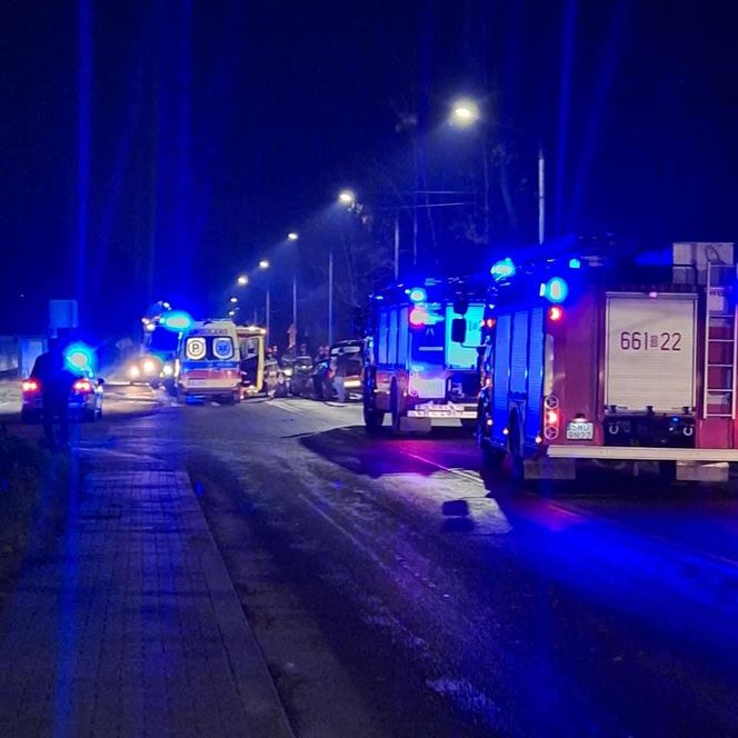 Wypadek na DK78 w Radlinie. Samochody zderzyły się czołowo. Droga jest zablokowana ZDJĘCIA