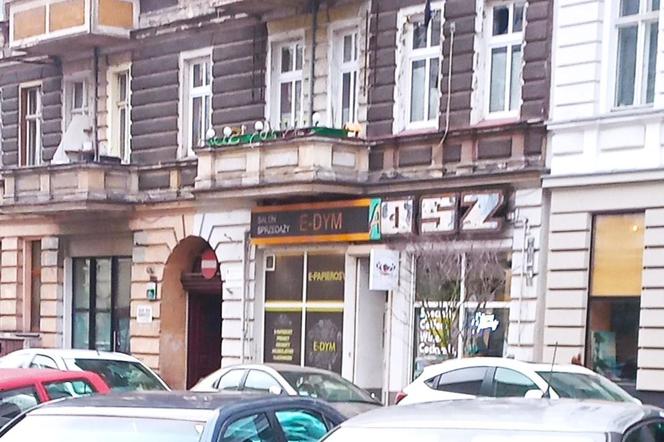 Odkryty fragment szyldu z czasów PRL