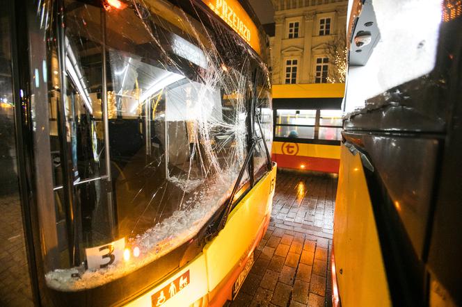 Kolejny miejski autobus roztrzaskany. Groźny wypadek w Warszawie.