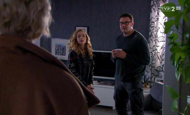 Rodzinka.pl 15 sezon odc. 274. Ludwik (Tomasz Karolak), Agata (Wiktoria Gąsiewska), Natalia (Małgorzata Kożuchowska)