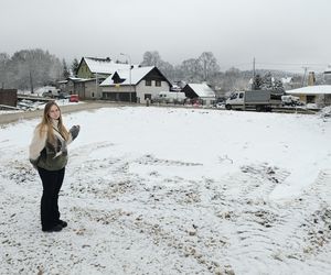 Pani Paulina, mieszkanka Stronia Śląskiego pokazuje pusty plac. Jeszcze trzy miesiące temu stała tu kamienica, w której mieszkała 