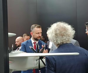 Wicepremier Władysław Kosiniak-Kamysz zwiedzający stoiska na MSPO