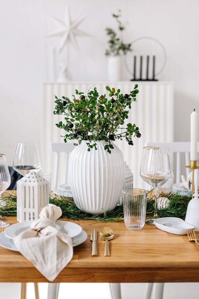 Stół w szlachetnych bielach i zieleniach
