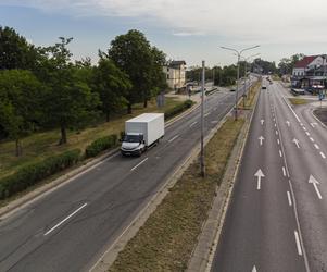 Koszmar na we Wrocławiu. Samochód uderzył w latarnię i rozpadł się na dwie części