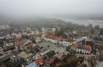 Mglisty Kazimierz Dolny w obiektywie. Miasteczko nad Wisłą przyciąga turystów nawet późną jesienią