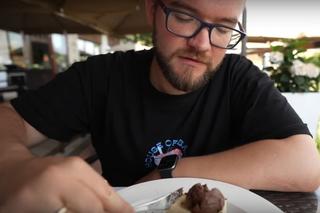 Najdroższy sernik w Polsce. Cena za kawałek zwala z nóg! Znany youtuber odwiedził restauracje w Olsztynie [WIDEO]