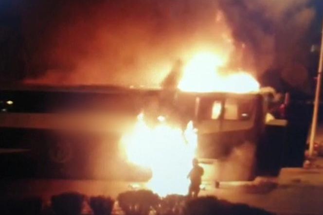 Pożar autobusu w centrum miasta. Przerażające nagranie!
