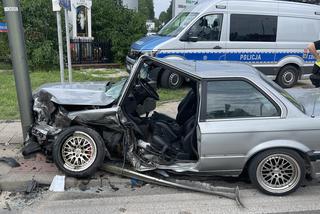 Potworny wypadek w Wesołej. Musieli rozcinać wrak BMW