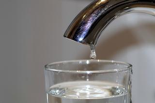 Bakterie E. COLI w wodzie pod Warszawą! Władze apelują: Nie pijcie wody z kranu!