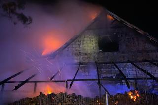 Pożar garażu i budynku w Cierpicach pod Toruniem. 10 zastępów straży w akcji