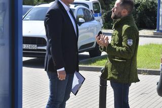 Trzaskowski z łopata w centrum miasta