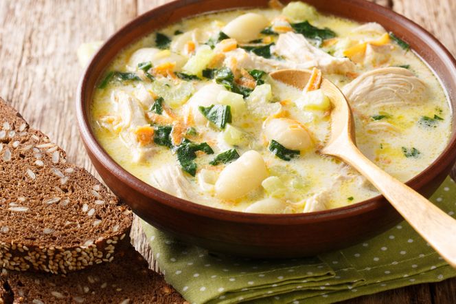 Kremowa zupa z kurczakiem i gotowymi gnocchi: sycąca i pyszna
