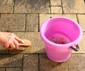 Wylej popularny napój na plamy na kostce brukowej i spłucz wodą, a znikną bez szorowania. Chodnik będzie wyglądać jak nowy. Czyszczenie kostki brukowej domowym sposobem