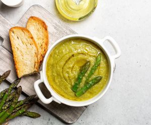 Wiosenna zupa krem ze szparagów i szpinaku. Zielony zastrzyk witamin i energii