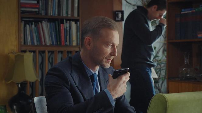 M jak miłość, odc. 1800: Dima (Michaił Pszeniczny), Andrzej Budzyński (Krystian Wieczorek)