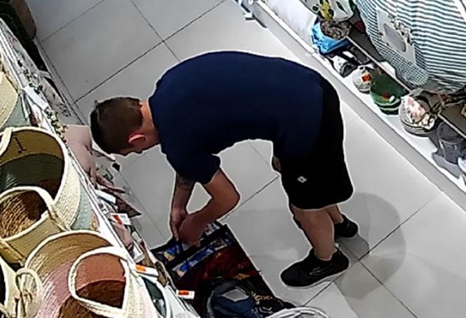 Zuchwała kradzież w Zabrzu. Kradli, patrząc prosto w kamery. Policja publikuje ich wizerunki