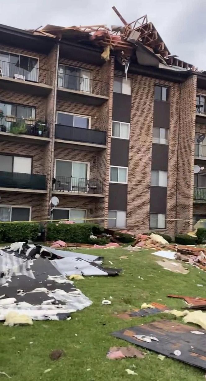 Wichura zerwała dach budynku pod Chicago