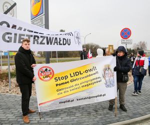 Protest przeciwko budowie centrum logistycznego Lidla w Gietrzwałdzie. Olsztyn, 14.12.2024