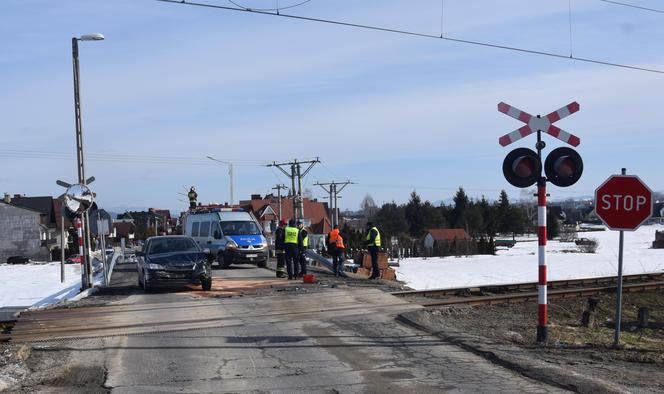 O krok od tragedii w Małopolsce! Wjechała wprost pod pociąg