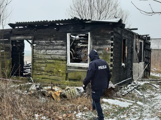 Łapy. 47-latek stracił dom w pożarze. Dzielnicowy załatwił mu kontener [ZDJĘCIA]
