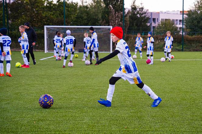 W Olsztynie otwarto profesjonalne boisko sportowe. Będą korzystali z niego młodzi piłkarze