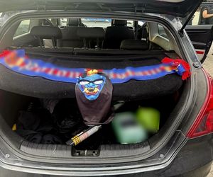 Kibole szykowali zasadzkę. Kłody drewna na drodze i sprzęt do walki w samochodach