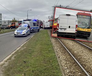 Tramwaj uderzył w busa na Annopolu. Poważny wypadek, motorniczy ranny