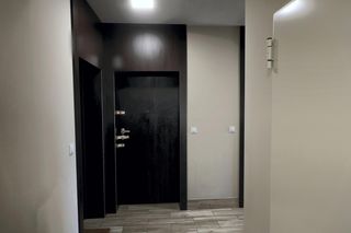 Wydawał się bardzo dziwny. Sąsiedzi o sprawcy ataku na UW. Przy drzwiach jego mieszkania pojawiły się napisy 
