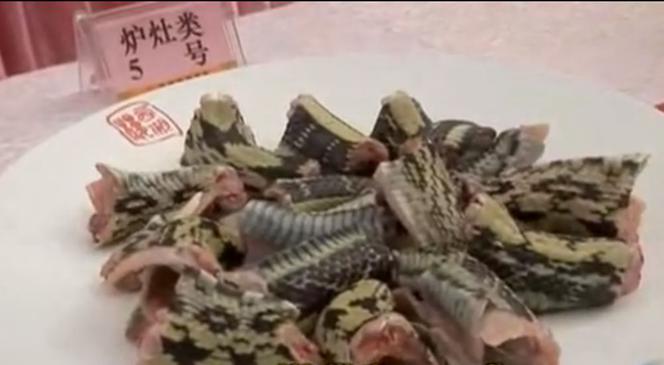 Dziwne azjatyckie przysmaki: żywa ryba usmażona do połowy, która rusza się na talerzu