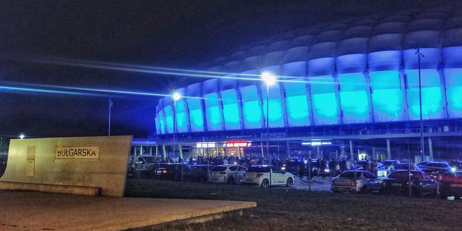 Nielegalny zlot samochodów w okolicach stadionu Lecha Poznań przy Bułgarskiej