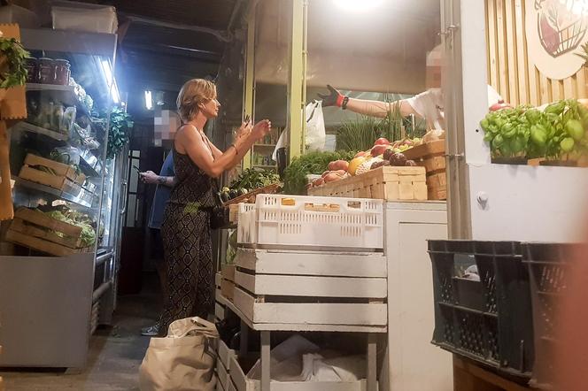 Magdalena Cielecka z torebką za 12 000 zł. kupuje włoszczyznę