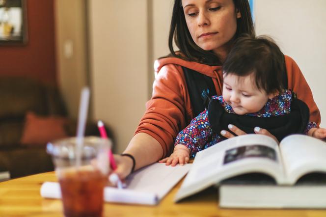 Jak pogodzić studia z wychowaniem dziecka? Historia młodej mamy