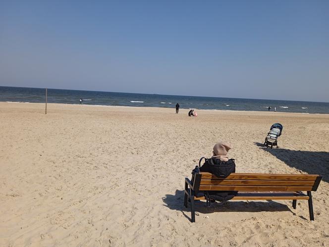 Mieszkańcy korzystają ze słonecznej pogody. Na plaży w Jelitkowie widać już pierwszych spacerowiczów!