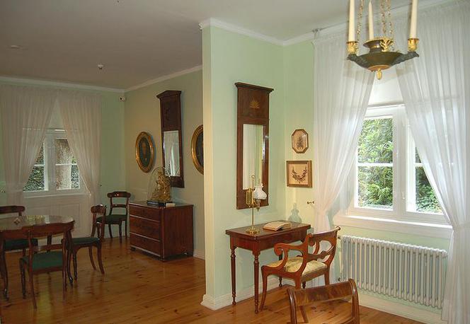 Wnętrze w stylu Biedermeier. Charakterystyczna forma krzeseł i foteli oraz ram luster. 