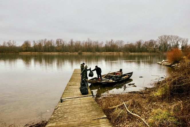 Wysprzątają Wisłę z łodzi. Flisackie sprzątanie rzeki, każdy się może przyłączyć! 