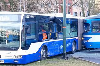 Kraków: Dramatyczne zderzenie autobusu z tramwajem przy DH Wanda. Kilka osób rannych [ZDJĘCIA]