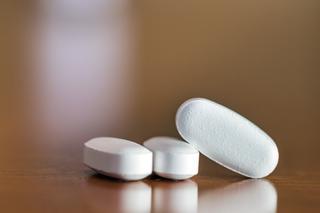 Lek na COVID dopuszczony do stosowania w domu. Co to za preparat?