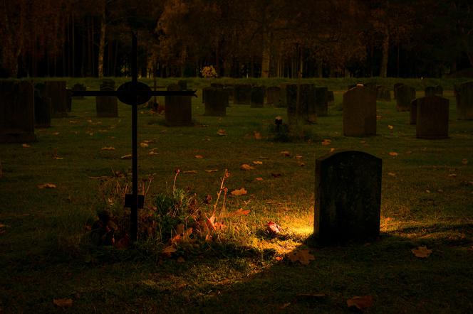 Śląskie: Pijana kobieta zasnęła na cmentarzu. Gdy się obudziłam, bramy były zamknięte